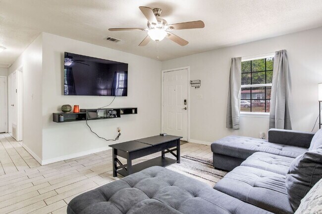 Photo - Move-in ready 3-bedroom, 1-bath cottage Apartment