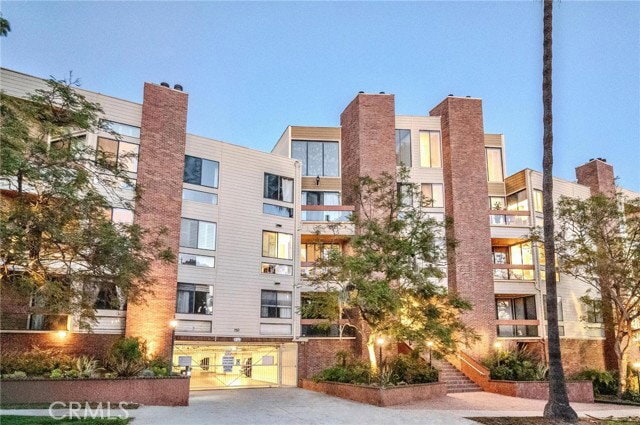 Building Photo - 750 S Bundy Dr