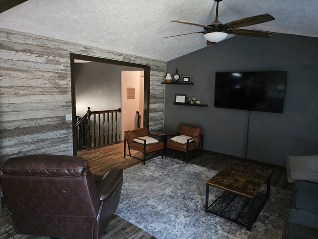 Photo - 320 W 5th St