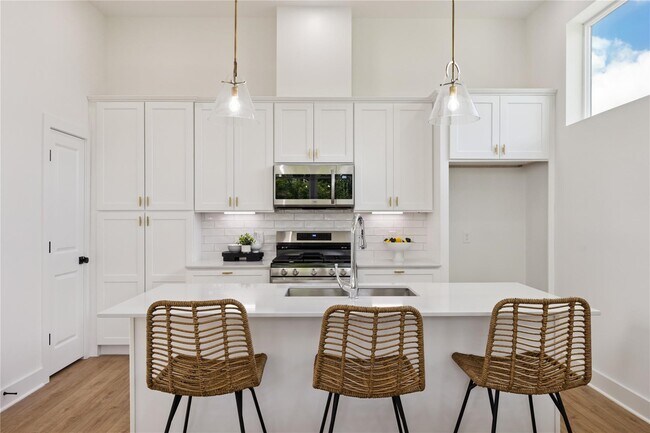 Photo - 835 Rachel St