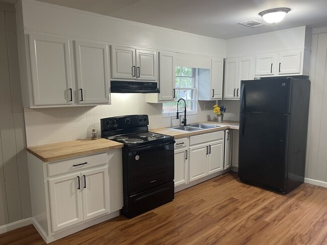 Photo - 1805 Waldrep Cir SE House