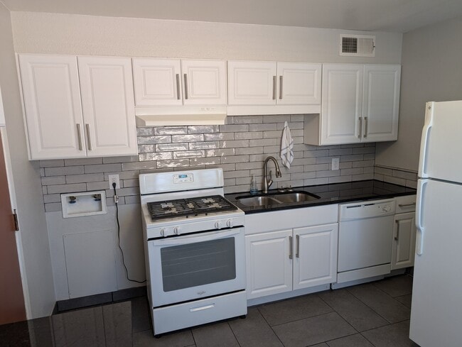 Building Photo - 10204 Candelaria Rd NE