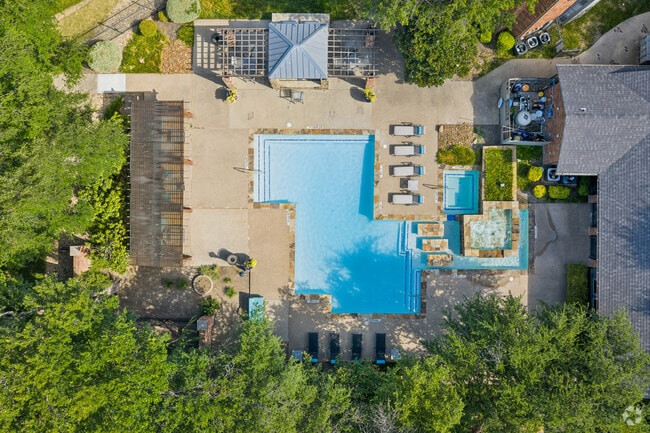 Resort-style Swimming Pool & Sundeck
