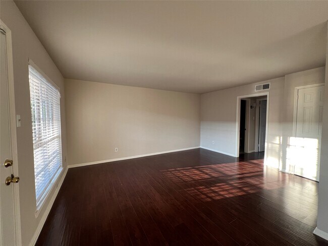 Building Photo - 14333 Memorial Dr Unit 31