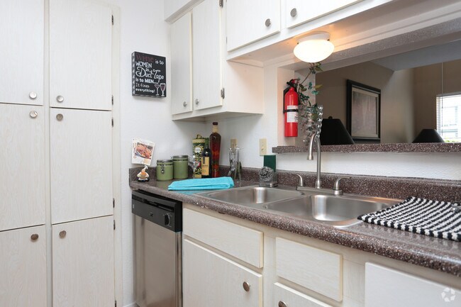 1BR, 1.5BA 711SF - Kitchen