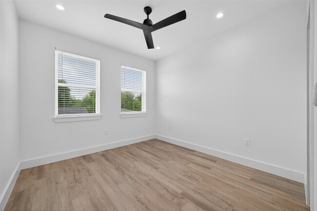 Building Photo - 5027 Willow Glen Dr