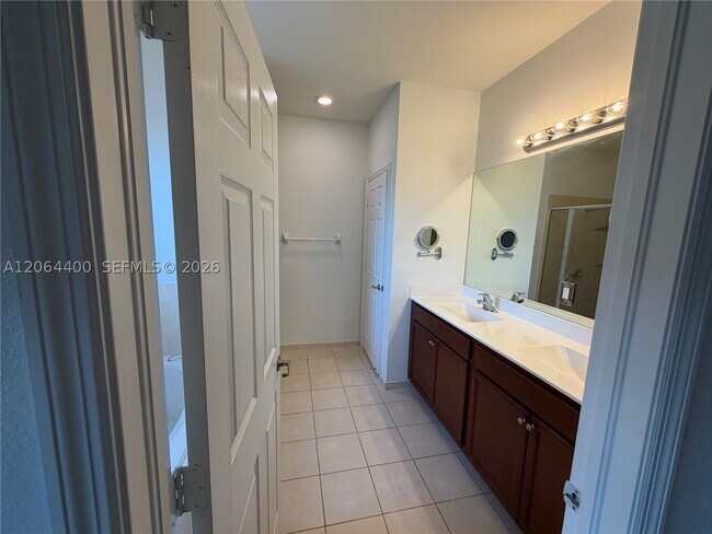 737 SE 37th Pl