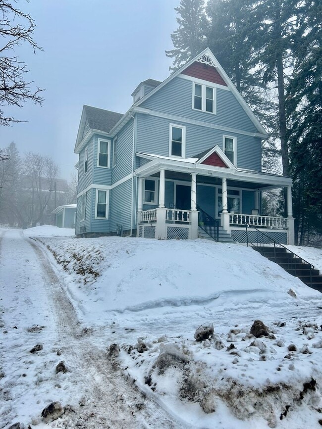 Building Photo - 2115 E 1st St Unit Main Floor