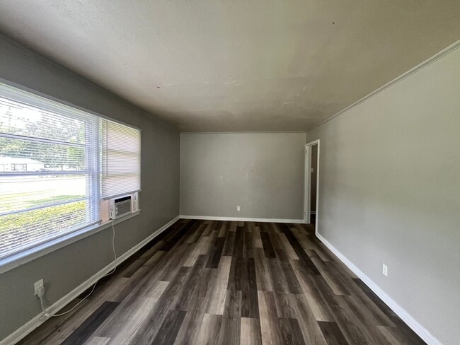 Photo - 739 E Jane St