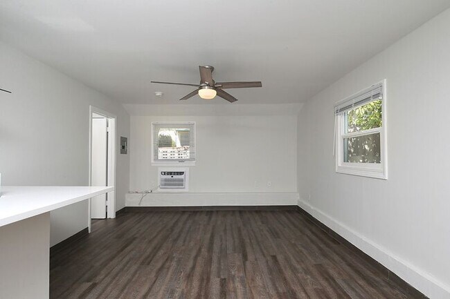 10002 1/2 Pinewood Ave