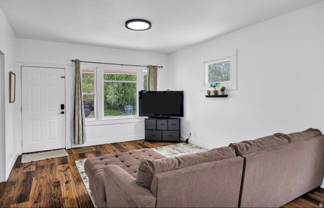 Photo - 2021 Gramercy Ave