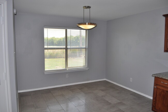 Área de comedor - 705 Katy Ln