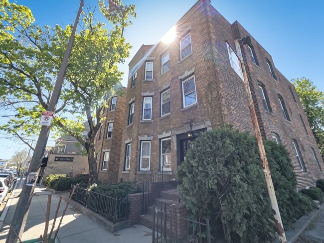 Building Photo - 593 Centre St Unit 3
