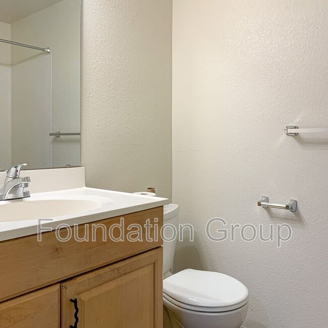 Photo - 916 N 104th St