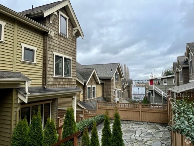 Building Photo - Queen Anne Townhome