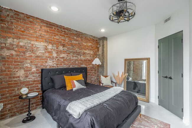 Building Photo - 117 E 7th St Rental