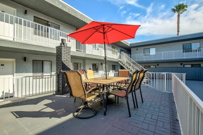 Photo - Granada Palms Apartments