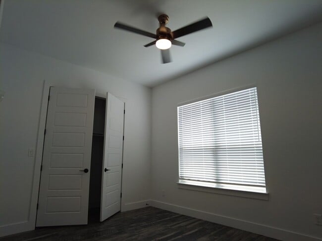 Photo - FOR LEASE!!