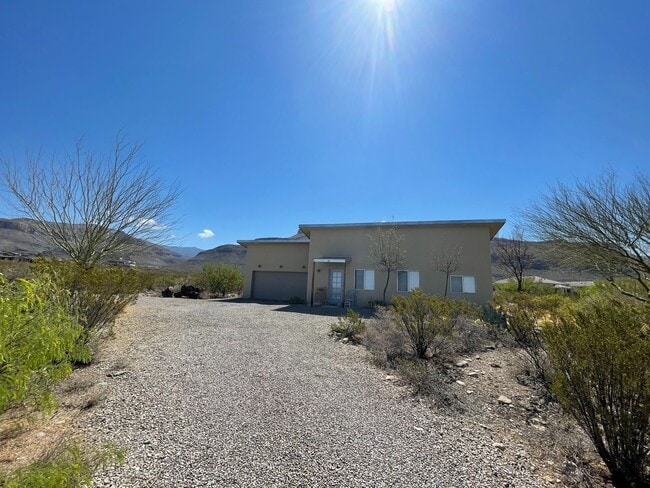 Building Photo - Beautiful 3 Bedroom 2 bathroom