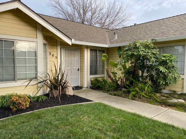 Photo - 6 MONTH LEASE - 3 Bedroom / 2 Bath Great C...