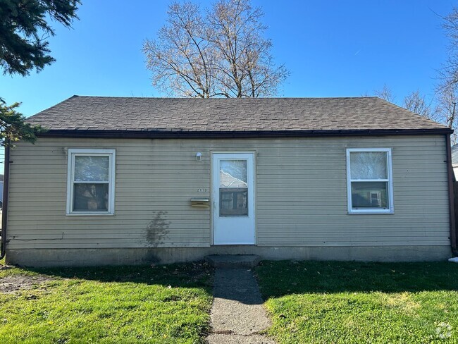 Building Photo - Freshly Painted 3 Bedroom House