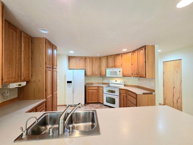 Photo - Expansive 3-Bed, 2-Bath House for Rent in Aspen Neighborhood off of Western Ave.!