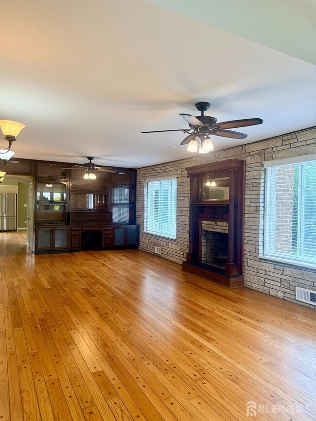 Photo - 363 Portia St