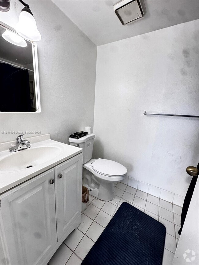 Building Photo - 6952 SW 39th St Unit 208J Rental