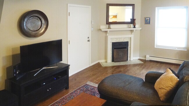 Living Area- Entry - 1105 N Sherman St Unidad 2