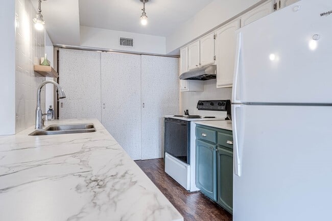 Photo - 384 N Post Oak Ln Unit 384