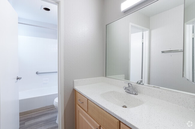 2BR, 1BA - 824SF - Bathroom