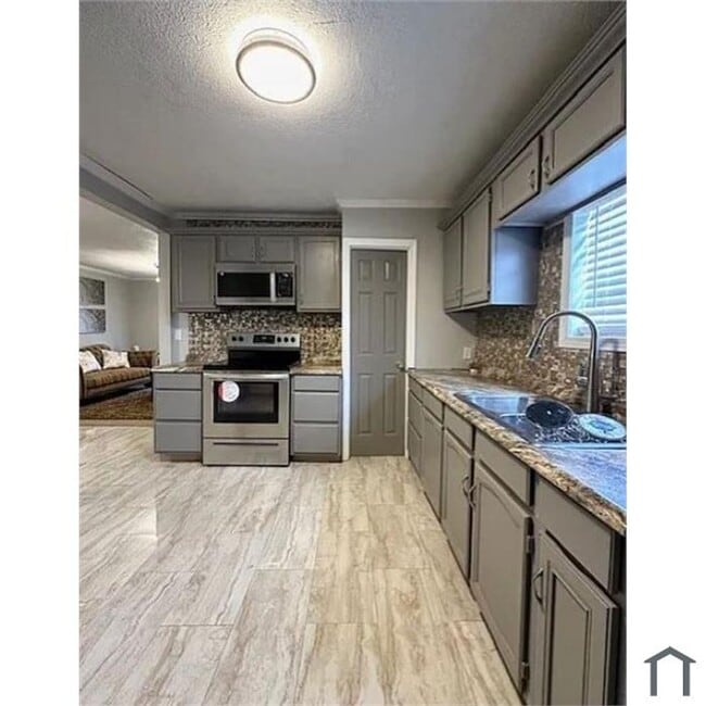 Photo - 216 E 33rd St