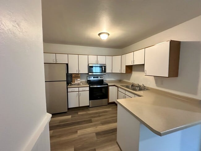 Kitchen - 155 E Wisconsin Ave Unit D
