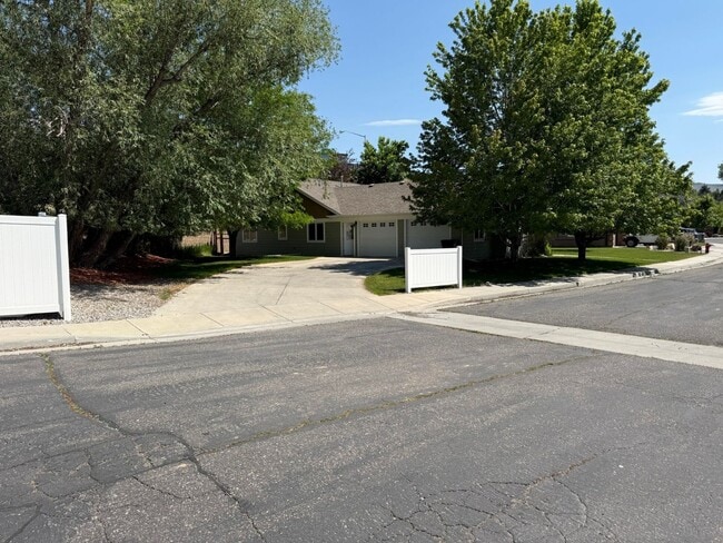 Photo - 3 Bed 2 Bath Large Beautiful Home