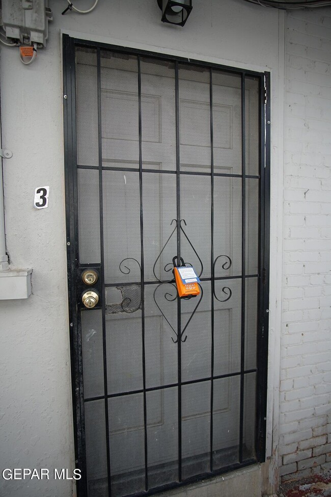 Building Photo - 3403 Pershing Dr Unit 3