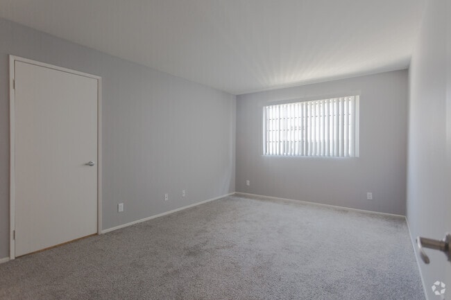 2BR,2BA-940SF- Bedroom