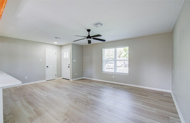 Photo - 411 Oaklawn St