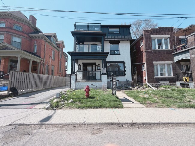 Building Photo - 22 Grant Ave Unit 2