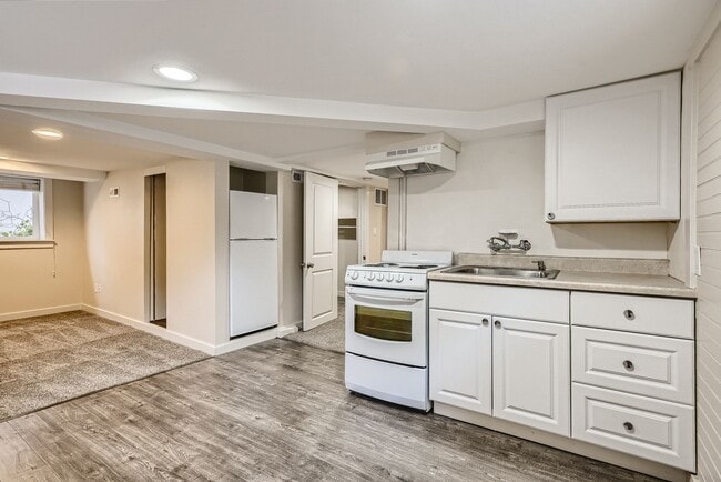 Building Photo - Charming 1Bed/1Bath Daylight Basement in Desirable Wallingford Triplex! Unit C