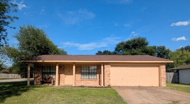 Building Photo - 3 Bedroom 2 Bath Rental