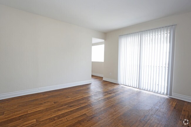 Sala de estar vista 2 - 1 HAB 1 BA - 779 ft² - Villa Marina Apartments