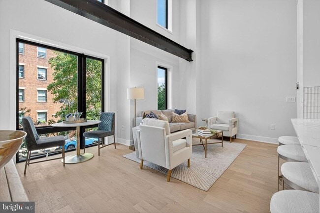 Photo - 2440 Ontario Rd NW