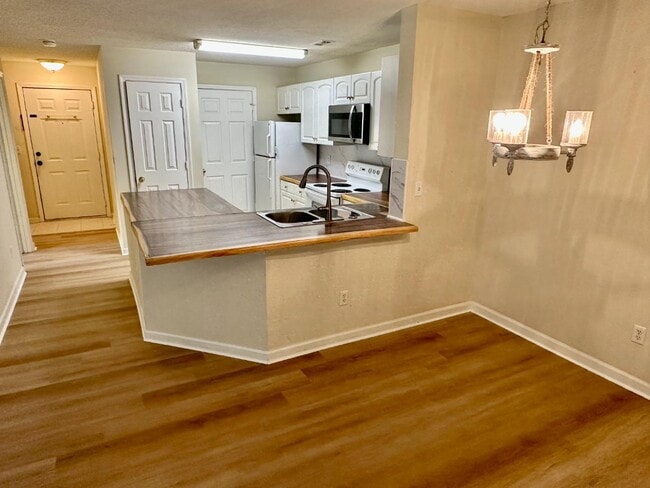 Photo - 100 Kensington Blvd