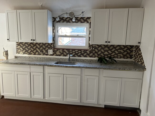 Brand new cabinets, granite countertop, deep stainless steel sink - 724 Huntington Rd Apartamentos Unidad 724 Huntington  Rd.