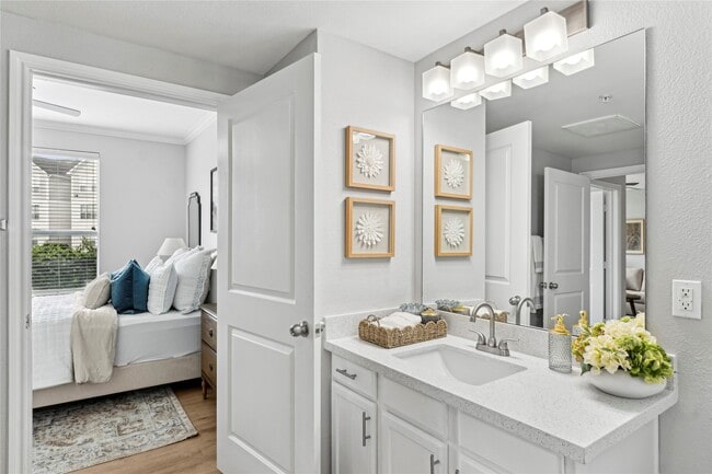 Photo - 14807 Woodland Hills Dr Unidad 7104