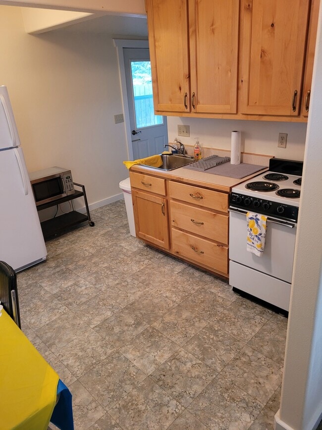 Photo - 325 W 2nd St
