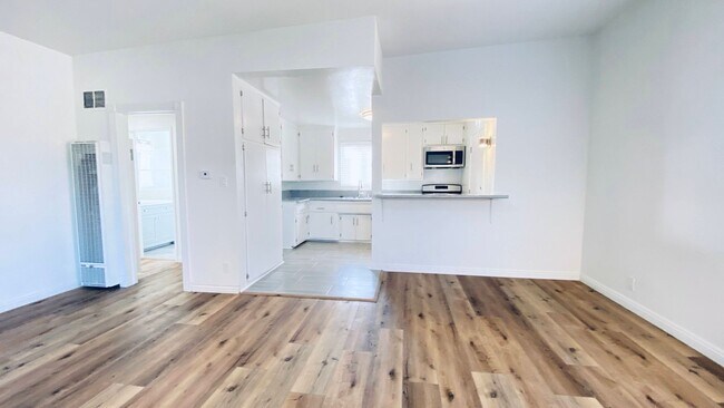 Photo - 1957 Frank St / 2519 Virginia Ave