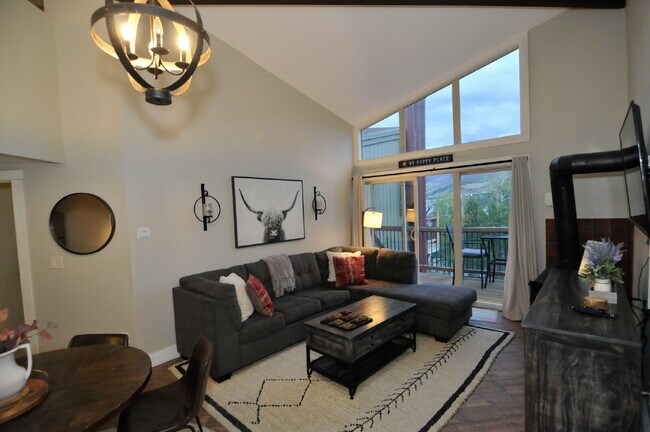 3 bedroom condo in Wildernest available June 1st!