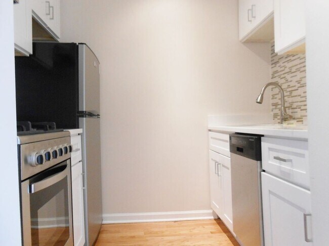 2520 W Leland Ave Unit B2