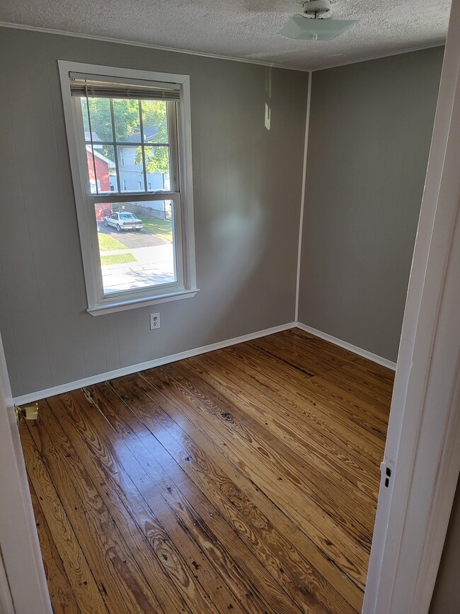 Building Photo - 306 S Laurel St Unit 2 Rental